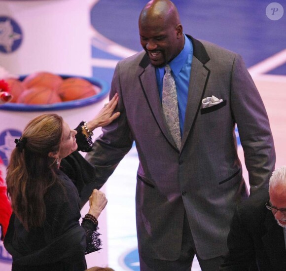 Maria Shriver salue Shaquille O'Neal lors du NBA All-Star Game, à Dallas, le 13 février 2010 !