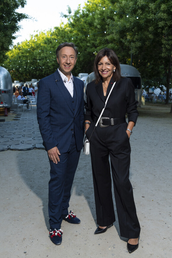 Exclusif - Stéphane Bern (Chaussures Louboutin aux couleurs Bleu Blanc Rouge) et Anne Hildalgo - Backstage de l'enregistrement de l'émission "Le concert de Paris" à la Tour Eiffel pour le 14 Juillet à Paris © Pierre Perusseau-Tiziano da Silva / Bestimage 