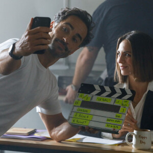 Exclusif - Florent Peyre et sa compagne Virginie Stref - Backstage - Jour 10 - Florent Peyre et Virginie Stref sur le tournage de l'émission "Sketch Story" à l'Iris Mediaschool à Paris - Sketch "Le Bac". Le 31 octobre 2022 © Christophe Clovis / Bestimage