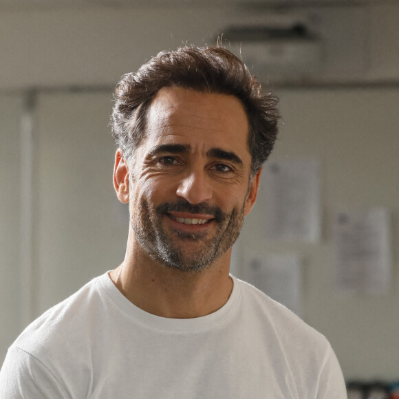 Exclusif - Florent Peyre - Backstage - Jour 10 - Florent Peyre et Virginie Stref sur le tournage de l'émission "Sketch Story" à l'Iris Mediaschool à Paris - Sketch "Le Bac". Le 31 octobre 2022 © Christophe Clovis / Bestimage