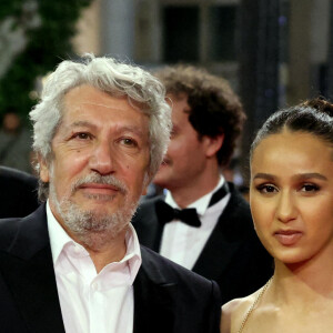 Alain Chabat, Oulaya Amamra - Montée des marches du film " Fumer Fait Tousser " lors du 75ème Festival International du Film de Cannes. Le 21 mai 2022 © Dominique Jacovides / Bestimage