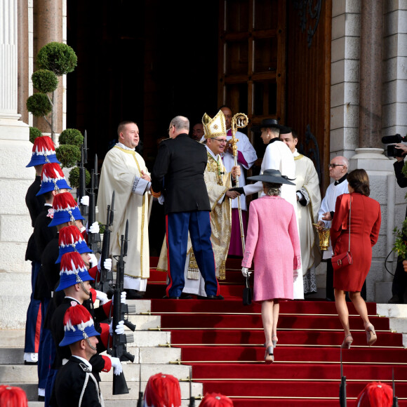 Mgr Dominique-Marie David archevêque de Monaco, le prince Albert II de Monaco, la princesse Charlene, la princesse Caroline de Hanovre, la princesse Stéphanie - Arrivées à La cathédrale Notre-Dame-Immaculée de Monaco pour la messe lors de la Fête Nationale de la principauté de Monaco le 19 novembre 2022. © Dominique Jacovides / Bruno Bebert / Bestimage 
