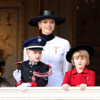 Jacques en uniforme de carabinier, avec un képi et Gabriella timide en rouge : moment précieux avec Charlene de Monaco