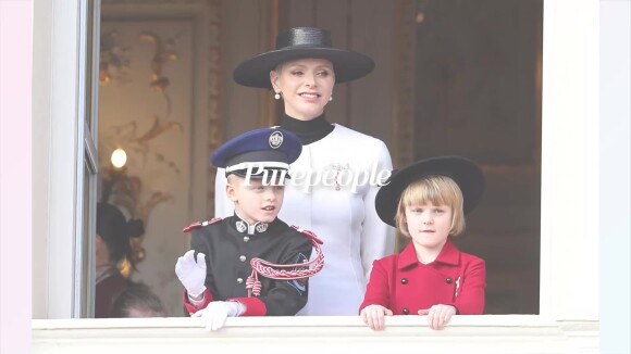 Jacques en uniforme de policier avec un képi et Gabriella timide en rouge : Moment précieux avec Charlene de Monaco
