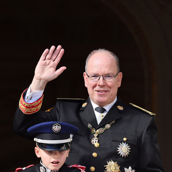 Le prince Albert II de Monaco, le prince Jacques de Monaco, marquis des Baux, la princesse Gabriella de Monaco, comtesse de Carladès, la princesse Charlène de Monaco - La famille princière au balcon du palais lors de la Fête Nationale de la principauté de Monaco le 19 novembre 2022. © Dominique Jacovides / Bruno Bebert / Bestimage