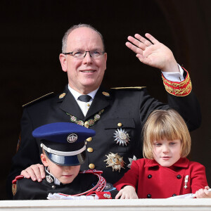 Le prince Albert II de Monaco, le prince Jacques de Monaco, marquis des Baux, la princesse Gabriella de Monaco, comtesse de Carladès, la princesse Charlène de Monaco - La famille princière au balcon du palais lors de la Fête Nationale de la principauté de Monaco le 19 novembre 2022. © Dominique Jacovides / Bruno Bebert / Bestimage