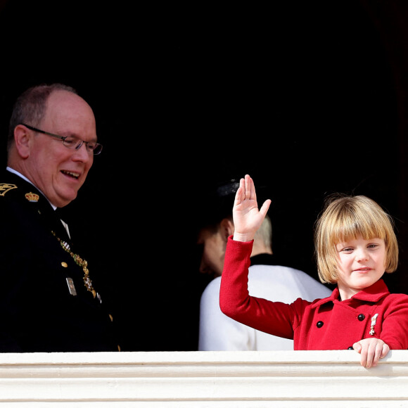 Le prince Albert II de Monaco, le prince Jacques de Monaco, marquis des Baux, la princesse Gabriella de Monaco, comtesse de Carladès, la princesse Charlène de Monaco - La famille princière au balcon du palais lors de la Fête Nationale de la principauté de Monaco le 19 novembre 2022. © Dominique Jacovides / Bruno Bebert / Bestimage