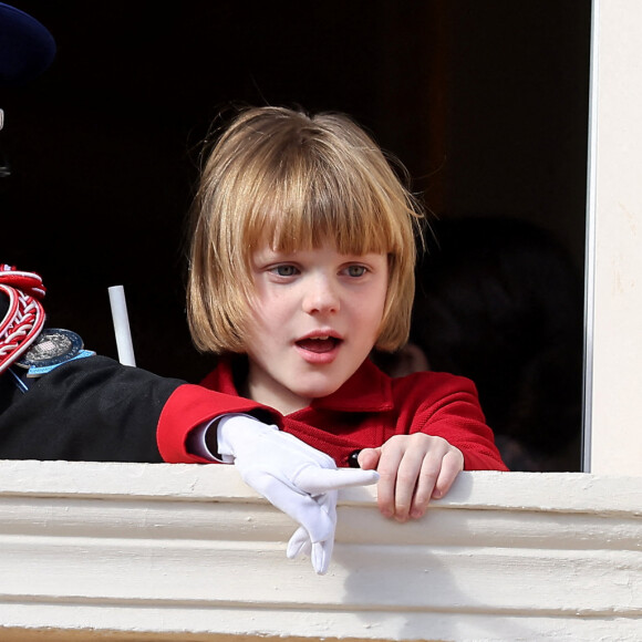 Le prince Albert II de Monaco, le prince Jacques de Monaco, marquis des Baux, la princesse Gabriella de Monaco, comtesse de Carladès, la princesse Charlène de Monaco - La famille princière au balcon du palais lors de la Fête Nationale de la principauté de Monaco le 19 novembre 2022. © Dominique Jacovides / Bruno Bebert / Bestimage