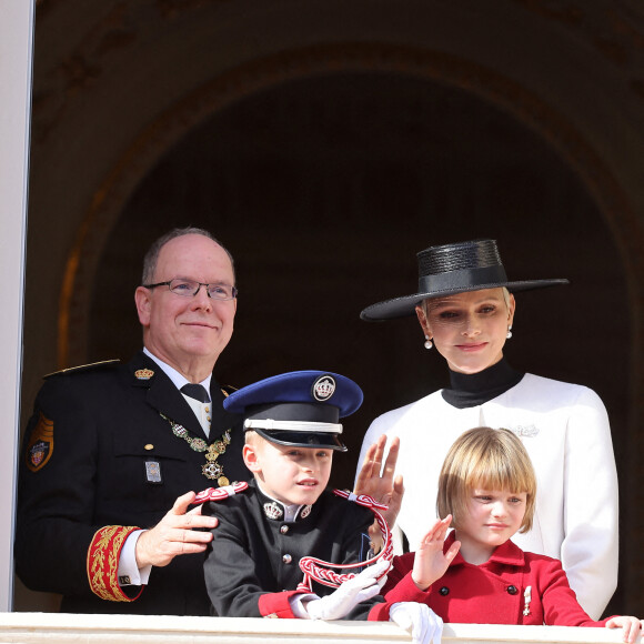 Le prince Albert II de Monaco, le prince Jacques de Monaco, marquis des Baux, la princesse Gabriella de Monaco, comtesse de Carladès, la princesse Charlène de Monaco - La famille princière au balcon du palais lors de la Fête Nationale de la principauté de Monaco le 19 novembre 2022. © Dominique Jacovides / Bruno Bebert / Bestimage