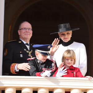 Le prince Albert II de Monaco, le prince Jacques de Monaco, marquis des Baux, la princesse Gabriella de Monaco, comtesse de Carladès, la princesse Charlène de Monaco - La famille princière au balcon du palais lors de la Fête Nationale de la principauté de Monaco le 19 novembre 2022. © Dominique Jacovides / Bruno Bebert / Bestimage