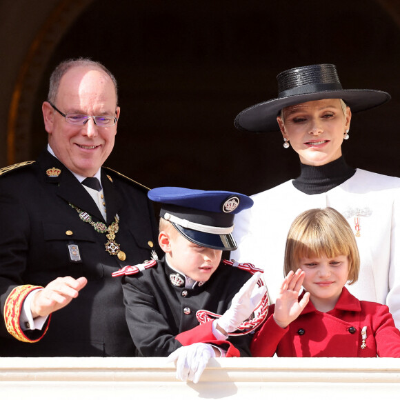 Le prince Albert II de Monaco, le prince Jacques de Monaco, marquis des Baux, la princesse Gabriella de Monaco, comtesse de Carladès, la princesse Charlène de Monaco - La famille princière au balcon du palais lors de la Fête Nationale de la principauté de Monaco le 19 novembre 2022. © Dominique Jacovides / Bruno Bebert / Bestimage