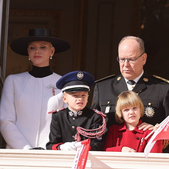 Le prince Albert II de Monaco, le prince Jacques de Monaco, marquis des Baux, la princesse Gabriella de Monaco, comtesse de Carladès, la princesse Charlène de Monaco - La famille princière au balcon du palais lors de la Fête Nationale de la principauté de Monaco le 19 novembre 2022. © Dominique Jacovides / Bruno Bebert / Bestimage