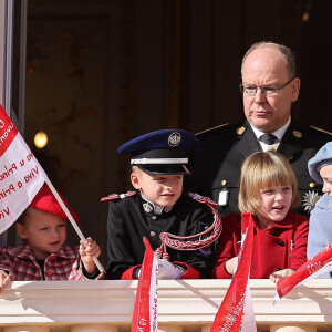 Le prince Albert II de Monaco, le prince Jacques de Monaco, marquis des Baux, la princesse Gabriella de Monaco, comtesse de Carladès, la princesse Charlène de Monaco - La famille princière au balcon du palais lors de la Fête Nationale de la principauté de Monaco le 19 novembre 2022. © Dominique Jacovides / Bruno Bebert / Bestimage