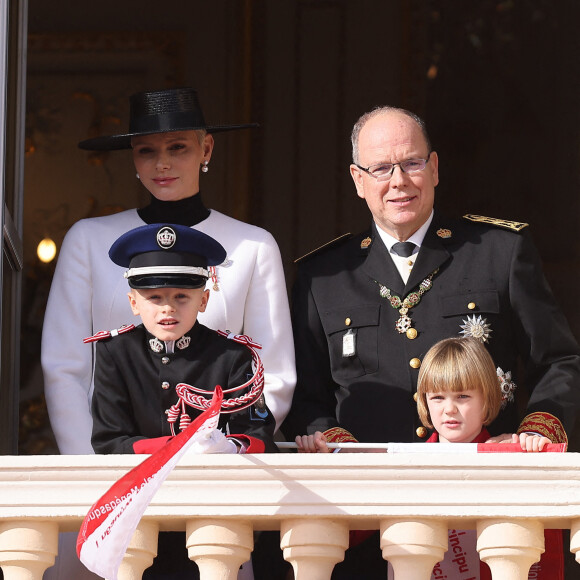 Le prince Albert II de Monaco, le prince Jacques de Monaco, marquis des Baux, la princesse Gabriella de Monaco, comtesse de Carladès, la princesse Charlène de Monaco - La famille princière au balcon du palais lors de la Fête Nationale de la principauté de Monaco le 19 novembre 2022. © Dominique Jacovides / Bruno Bebert / Bestimage