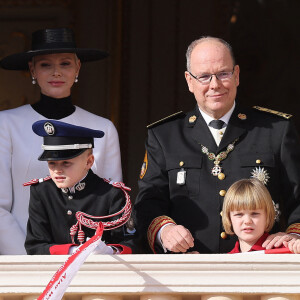 Le prince Albert II de Monaco, le prince Jacques de Monaco, marquis des Baux, la princesse Gabriella de Monaco, comtesse de Carladès, la princesse Charlène de Monaco - La famille princière au balcon du palais lors de la Fête Nationale de la principauté de Monaco le 19 novembre 2022. © Dominique Jacovides / Bruno Bebert / Bestimage