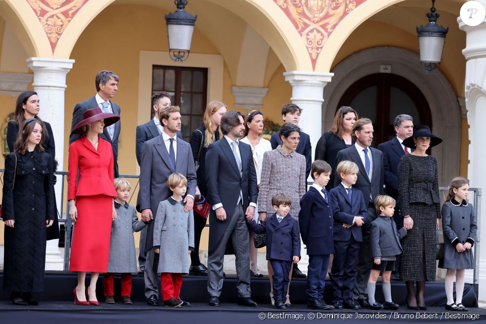 La Famille Princière - La Famille Princière De Monaco Dans La Cour Du ...