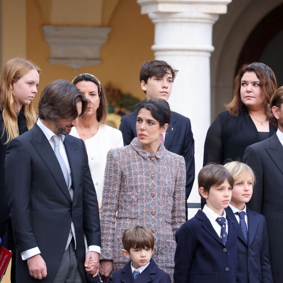Dimitri Rassam, Charlotte Casiraghi, Raphaël Elmaleh et Balthazar Rassam - La famille princière de Monaco dans la cour du palais lors de la Fête Nationale de la principauté de Monaco le 19 novembre 2022. © Dominique Jacovides / Bruno Bebert / Bestimage