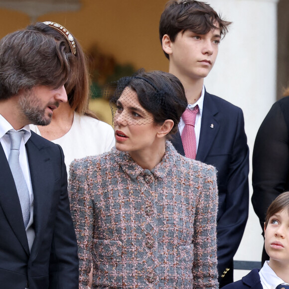 Dimitri Rassam, Charlotte Casiraghi, Balthazar Rassam, Raphaël Elmaleh, Sasha Casiraghi - La famille princière de Monaco dans la cour du palais lors de la Fête Nationale de la principauté de Monaco le 19 novembre 2022. © Dominique Jacovides / Bruno Bebert / Bestimage