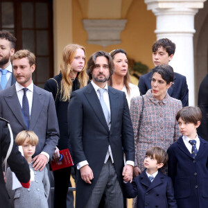 Pierre Casiraghi, Dimitri Rassam, Charlotte Casiraghi, Balthazar Rassam, Raphaël Elmaleh - La famille princière de Monaco dans la cour du palais lors de la Fête Nationale de la principauté de Monaco le 19 novembre 2022. © Dominique Jacovides / Bruno Bebert / Bestimage