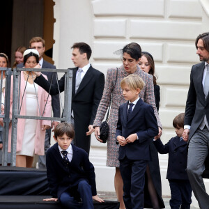 Raphaël Elmaleh, Charlotte Casiraghi, Sasha Casiraghi, Balthazar Rassam et son père Dimitri - La famille princière de Monaco dans la cour du palais lors de la Fête Nationale de la principauté de Monaco le 19 novembre 2022. © Dominique Jacovides / Bruno Bebert / Bestimage