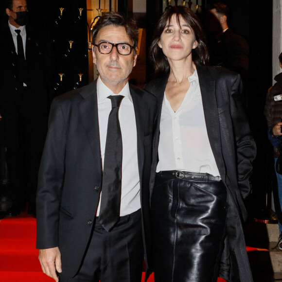 Yvan Attal et sa compagne Charlotte Gainsbourg - Arrivées à la 10ème édition du "Global Gift Gala 2022" au Four Seasons Hotel George V à Paris le 19 novembre 2022. © Christophe Clovis / Bestimage