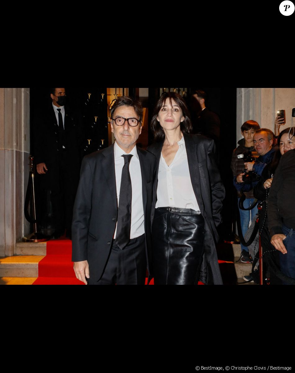 Yvan Attal et sa compagne Charlotte Gainsbourg - Arrivées à la 10ème édition du "Global Gift Gala 2022" au Four Seasons Hotel George V à Paris le 19 novembre 2022. © Christophe Clovis / Bestimage