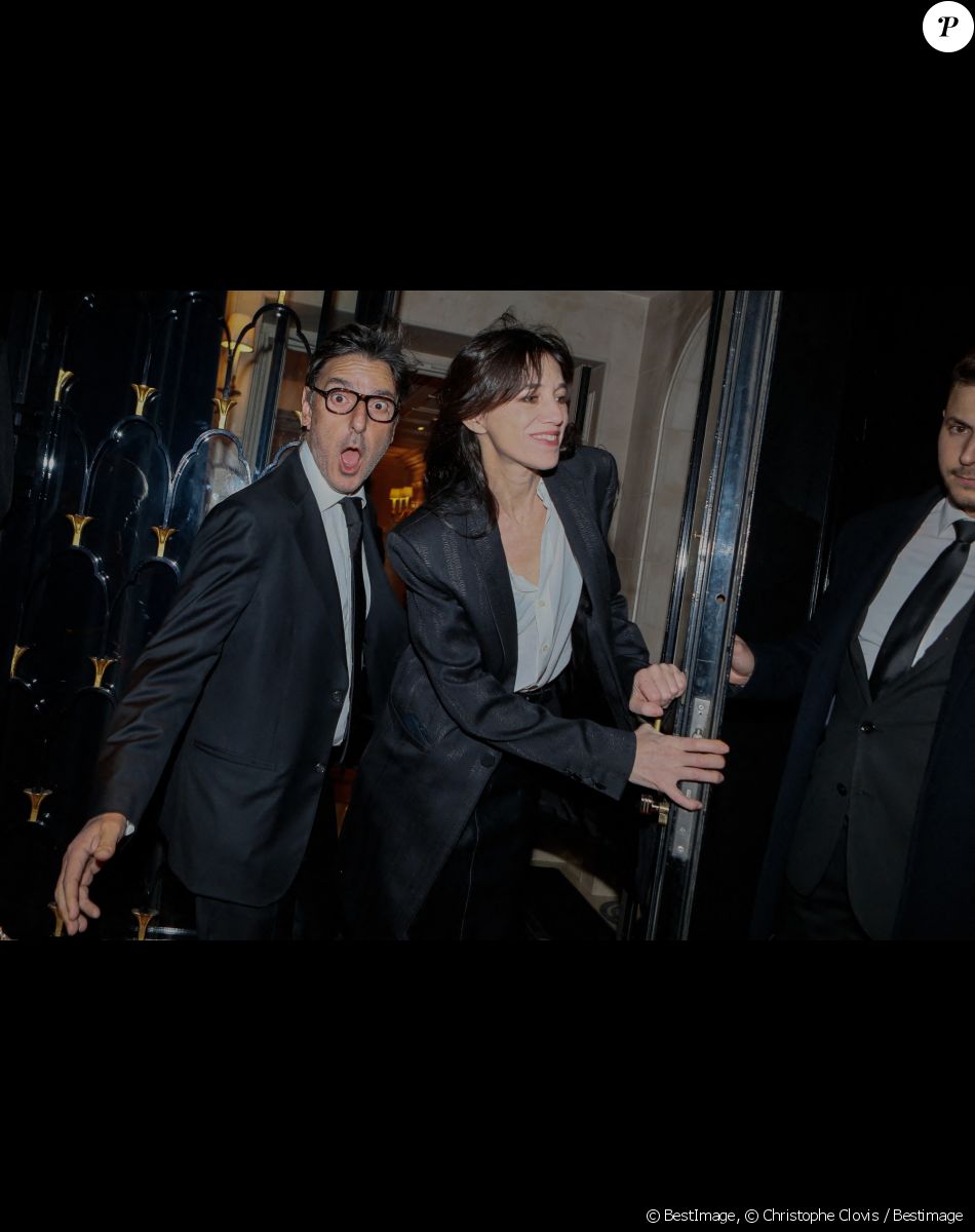Yvan Attal et sa compagne Charlotte Gainsbourg - Arrivées à la 10ème édition du "Global Gift Gala 2022" au Four Seasons Hotel George V à Paris le 19 novembre 2022. © Christophe Clovis / Bestimage