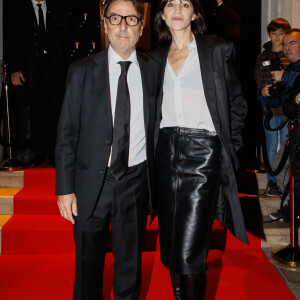 Yvan Attal et sa compagne Charlotte Gainsbourg - Arrivées à la 10ème édition du "Global Gift Gala 2022" au Four Seasons Hotel George V à Paris le 19 novembre 2022. © Christophe Clovis / Bestimage