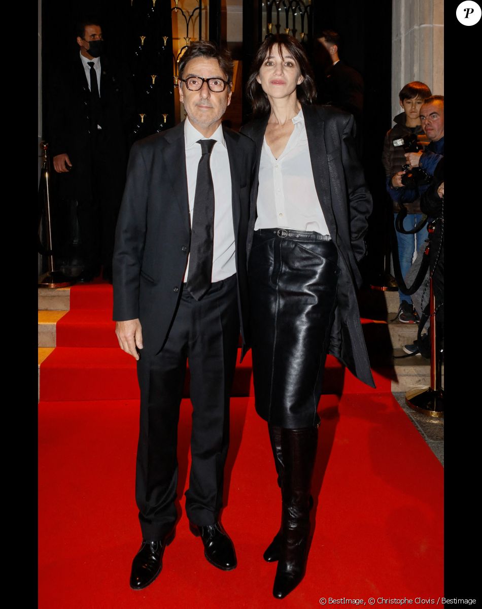 Yvan Attal et sa compagne Charlotte Gainsbourg - Arrivées à la 10ème édition du "Global Gift Gala 2022" au Four Seasons Hotel George V à Paris le 19 novembre 2022. © Christophe Clovis / Bestimage