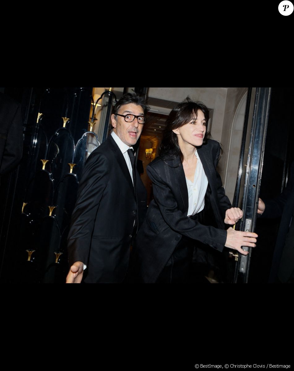 Yvan Attal et sa compagne Charlotte Gainsbourg - Arrivées à la 10ème édition du "Global Gift Gala 2022" au Four Seasons Hotel George V à Paris le 19 novembre 2022. © Christophe Clovis / Bestimage