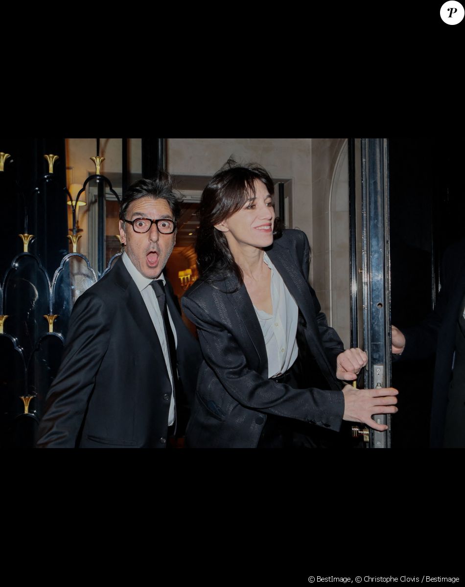 Yvan Attal et sa compagne Charlotte Gainsbourg - Arrivées à la 10ème édition du "Global Gift Gala 2022" au Four Seasons Hotel George V à Paris le 19 novembre 2022. © Christophe Clovis / Bestimage