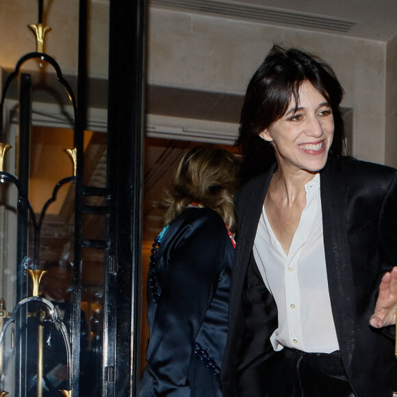 Charlotte Gainsbourg - Arrivées à la 10ème édition du "Global Gift Gala 2022" au Four Seasons Hotel George V à Paris le 19 novembre 2022. © Christophe Clovis / Bestimage