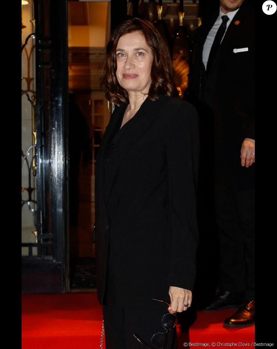 Emmanuelle Devos - Arrivées à la 10ème édition du "Global Gift Gala 2022" au Four Seasons Hotel George V à Paris le 19 novembre 2022. © Christophe Clovis / Bestimage