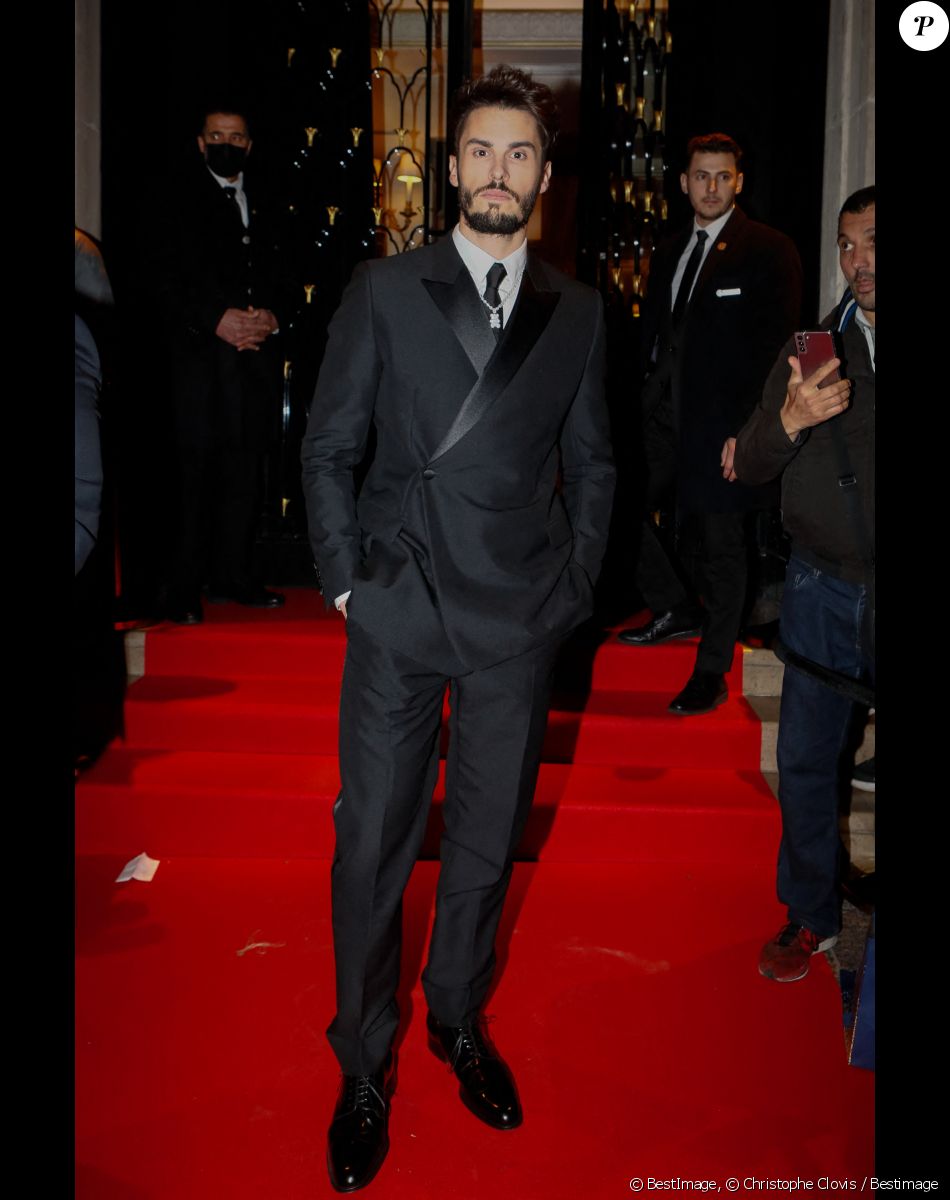 Baptiste Giabiconi - Arrivées à la 10ème édition du "Global Gift Gala 2022" au Four Seasons Hotel George V à Paris le 19 novembre 2022. © Christophe Clovis / Bestimage
