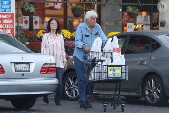 Exclusif - Jay Leno et sa femme Mavis font des courses à Beverly Hills le 20 septembre 2022. 