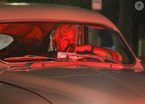 Exclusif - Jay Leno se balade au volant de sa Hudson Hornet à Los Angeles, le 17 novembre 2021. 
