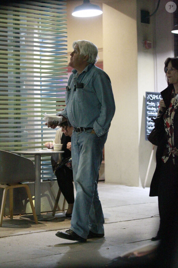 Exclusif - Jay Leno dîne en terrasse d'une pizzeria avec sa femme Mavis à Los Angeles, le 27 octobre 2020. L'ancien animateur de télévision de 70 ans, grand collectionneur de voitures anciennes, est reparti au volant d'une Fiat 500. 