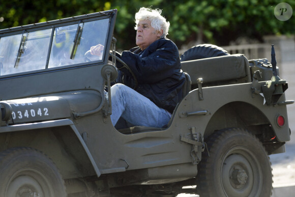 Exclusif - Jay Leno fait un tour dans une Jeep militaire vintage à Los Angeles. Le comédien américain de 70 ans et ardent collectionneur de voitures est descendu dans la rue dans l'une de ses nombreuses voitures classiques. Los Angeles, le 10 janvier 2021. 
