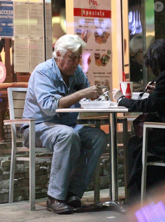 Exclusif - Jay Leno dîne en terrasse d'une pizzeria avec sa femme Mavis à Los Angeles, le 27 octobre 2020. L'ancien animateur de télévision de 70 ans, grand collectionneur de voitures anciennes, est reparti au volant d'une Fiat 500. 