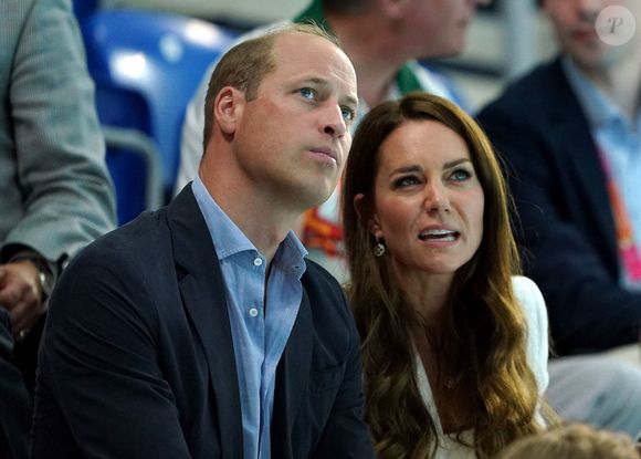 Le prince William, duc de Cambridge, et Catherine (Kate) Middleton, duchesse de Cambridge, avec la princesse Charlotte de Cambridge encouragent l'équipe de natation lors des Jeux du Commonwealth de Birmingham. Le prince Edward, comte de Wessex, Sophie Rhys-Jones, comtesse de Wessex, et leurs enfants, l'ancien Première ministre T.May étaient également présents. 