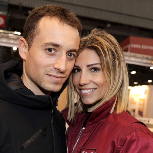 Hugo Clément et sa compagne Alexandra Rosenfeld - Salon du livre de Paris. © Cédric Perrin/Bestimage