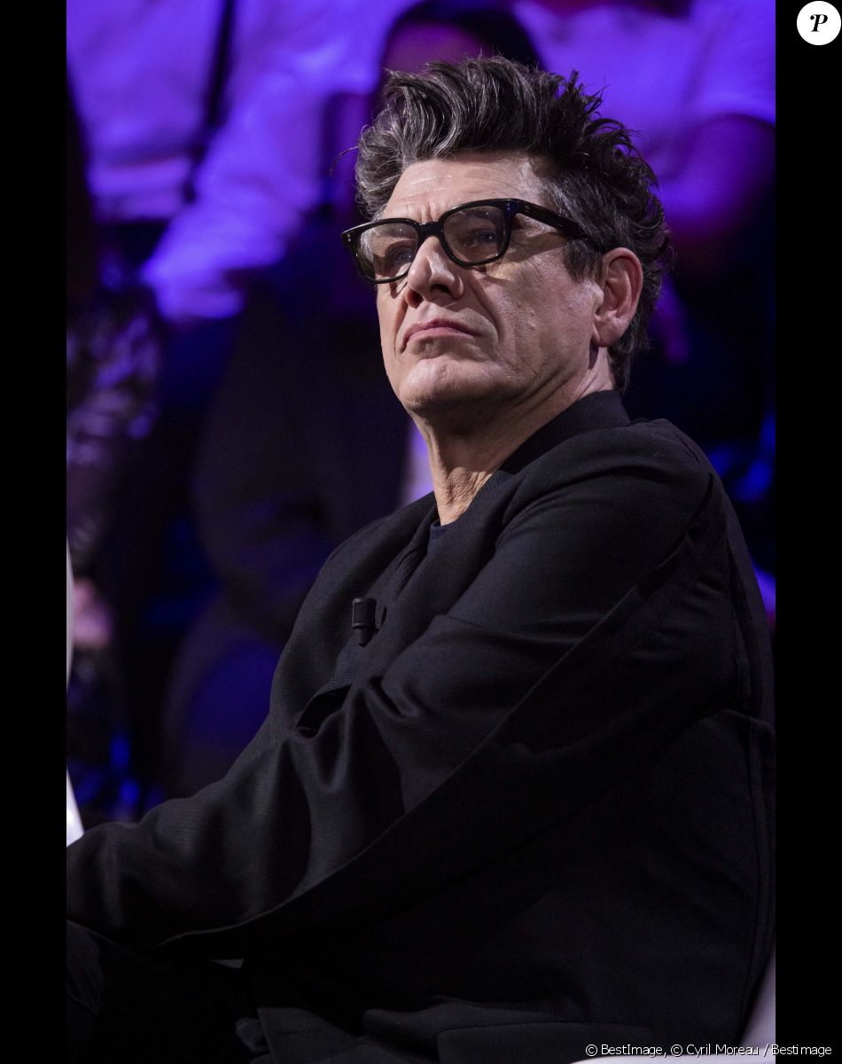 Exclusif - Marc Lavoine - Enregistrement de l'émission "Le Grand Echiquier", diffusée le 1er juillet sur France 2. Le 21 mars 2022 © Cyril Moreau / Bestimage Nous retrouvons C.Chazal pour ce grand Échiquier consacré à l'excellence culturelle française, à cette fameuse exception qui confère à notre pays une place particulière dans le monde, grâce à sa tradition culturelle forte, son histoire, son patrimoine et cette richesse artistique qui s'exporte depuis toujours dans le monde entier. Pour décliner le beau thème de la culture, nous débuterons la soirée avec la bande originale du film "Le grand blond avec une chaussure noire" d'Y.Robert, que l'on doit à l'immense compositeur, V.Cosma et que R.Capuçon interprétera avec l'orchestre du grand Échiquier dirigé par N.Giraud et la violoniste, A.Gravoin. Ils nous accompagneront tout au long de l'émission. Nous évoquerons la culture, cette richesse qui est la nôtre avec les plus grands artistes, les représentants des grandes institutions culturelles et l'ancien Président de la République, N.Sarkozy qui nous partagera ses coups de coeur, ses découvertes, ses admirations, notamment en matière d'arts plastiques, de peinture et de littérature. Il les a rassemblé dans un ouvrage intitulé "Promenades". Toute la soirée, il sera accompagné d'artistes qui sont le meilleur reflet de notre grande diversité culturelle. Invitée exceptionnelle, C.Bruni sera aussi présente pour partager cette soirée de musique et de chansons. Carla, qui vient de fêter les 20 ans de son premier album, incarnation de l'élégance française, interprètera "Dolce Francia" en italien, preuve qu'elle est pétrie de deux cultures, une chanson tirée bien sûr du célèbre titre de C.Trenet. Le temps d'une soirée, Le grand échiquier devient la plus grande salle de spectacles de France.