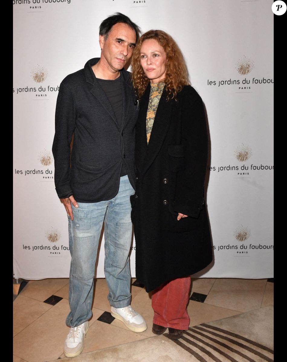 Vanessa Paradis et son mari Samuel Benchetrit étaient réunis sur scène. La comédienne a surmonté un souci de santé pour assurer dans le premier rôle de la pièce "Maman".