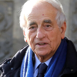 Révélant notamment la maladie dont il a été atteint, un sarcome
Jean-Pierre Elkabbach - Sorties des obsèques de Etienne Mougeotte en l'église Saint-François-Xavier à Paris. Le 13 octobre 2021 © Jacovides-Clovis / Bestimage