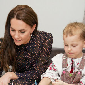 Catherine (Kate) Middleton, princesse de Galles, en visite au centre communautaire ukrainien de Reading, le 17 novembre 2022. Elle y rencontre des familles ukrainiennes pour en savoir plus sur le soutien que le centre apporte à ceux qui arrivent au Royaume-Uni à la suite du conflit en Ukraine. 