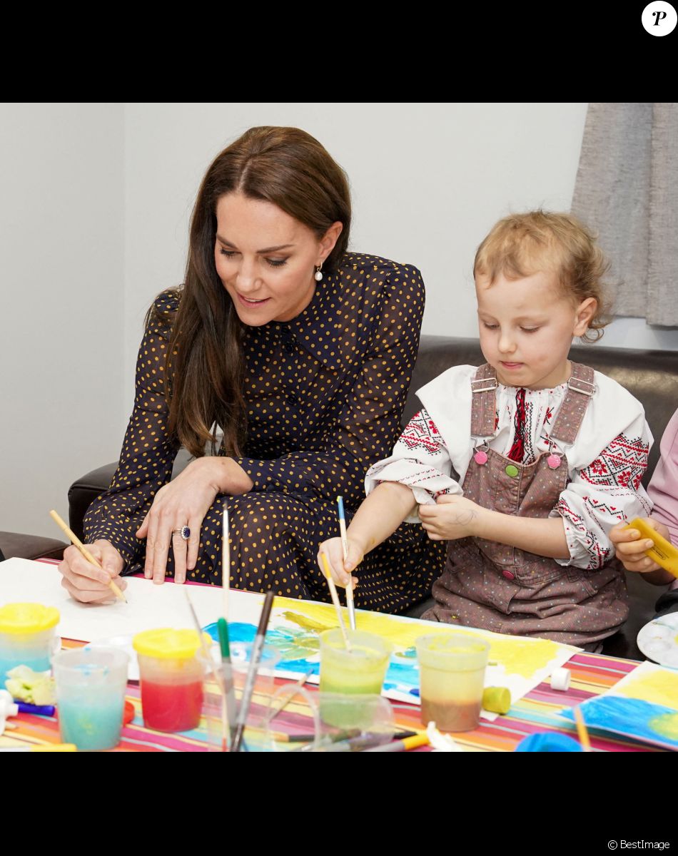 Catherine (Kate) Middleton, princesse de Galles, en visite au centre communautaire ukrainien de Reading, le 17 novembre 2022. Elle y rencontre des familles ukrainiennes pour en savoir plus sur le soutien que le centre apporte à ceux qui arrivent au Royaume-Uni à la suite du conflit en Ukraine.