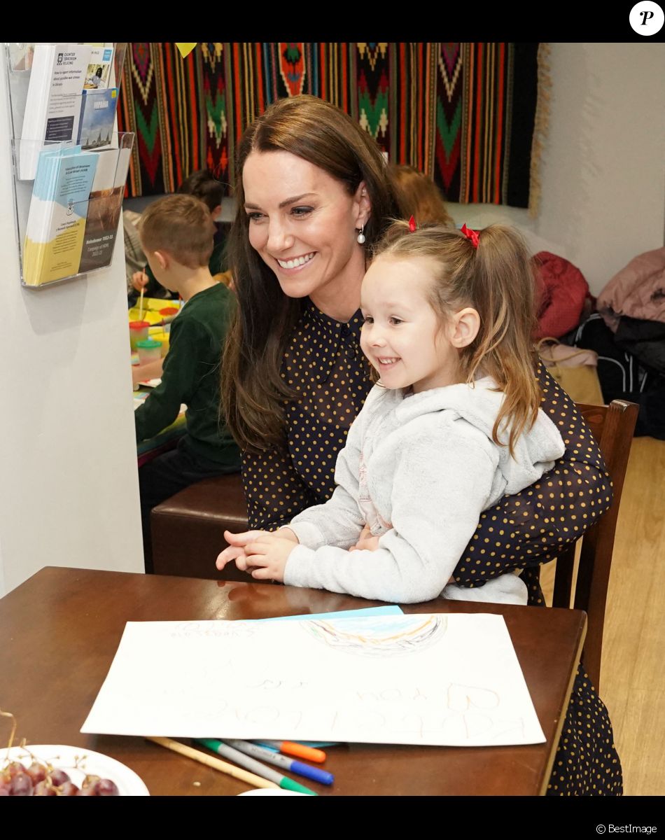 Catherine (Kate) Middleton, princesse de Galles, en visite au centre communautaire ukrainien de Reading, le 17 novembre 2022. Elle y rencontre des familles ukrainiennes pour en savoir plus sur le soutien que le centre apporte à ceux qui arrivent au Royaume-Uni à la suite du conflit en Ukraine.