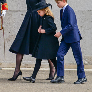 Kate Catherine Middleton, princesse de Galles (robe Alexander McQueen), la princesse Charlotte et le prince George - Procession du cercueil de la reine Elizabeth II d'Angleterre de l'Abbaye de Westminster à Wellington Arch à Hyde Park Corner. Le 19 septembre 2022 
