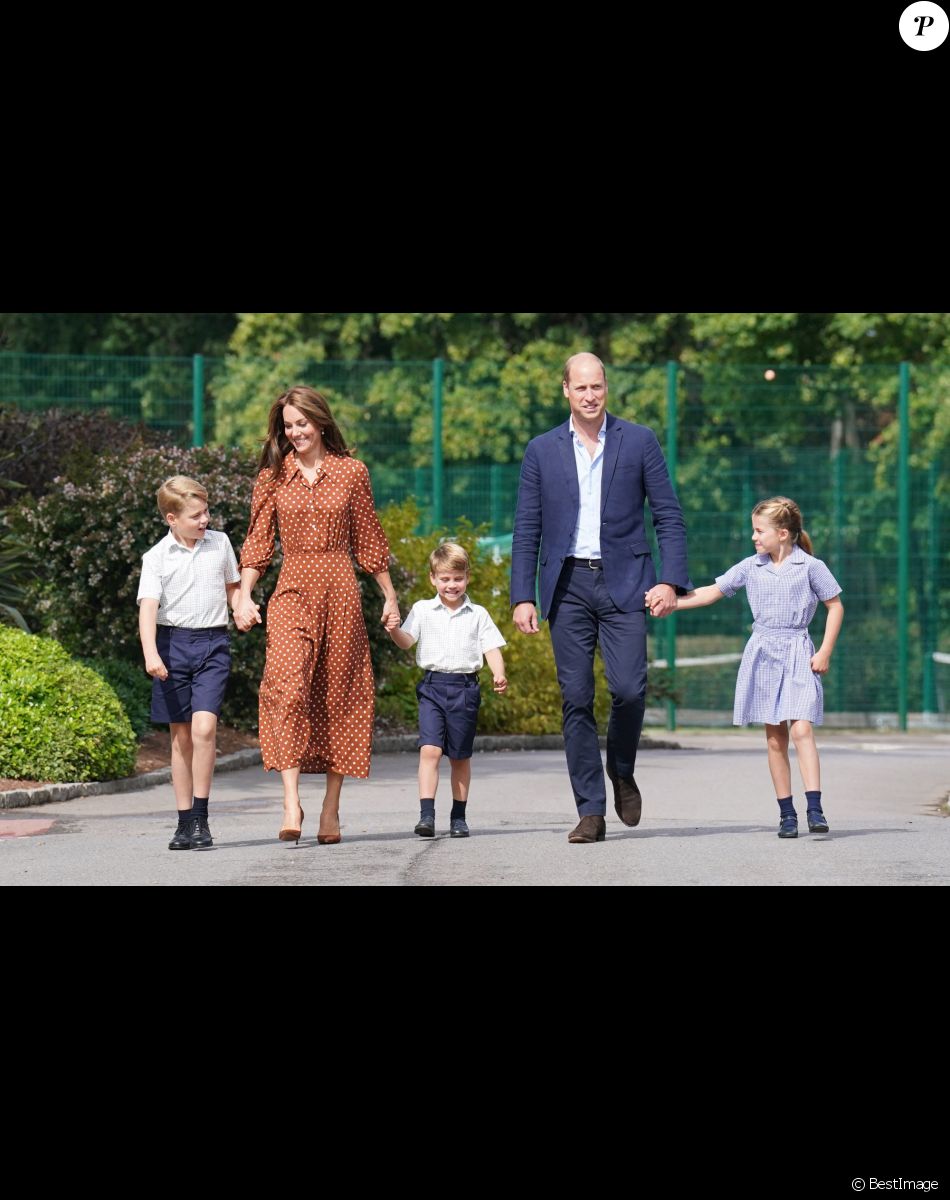 Le prince William, duc de Cambridge et Catherine Kate Middleton, duchesse de Cambridge accompagnent leurs enfants George, Charlotte et Louis à l'école Lambrook le 7 septembre 2022.