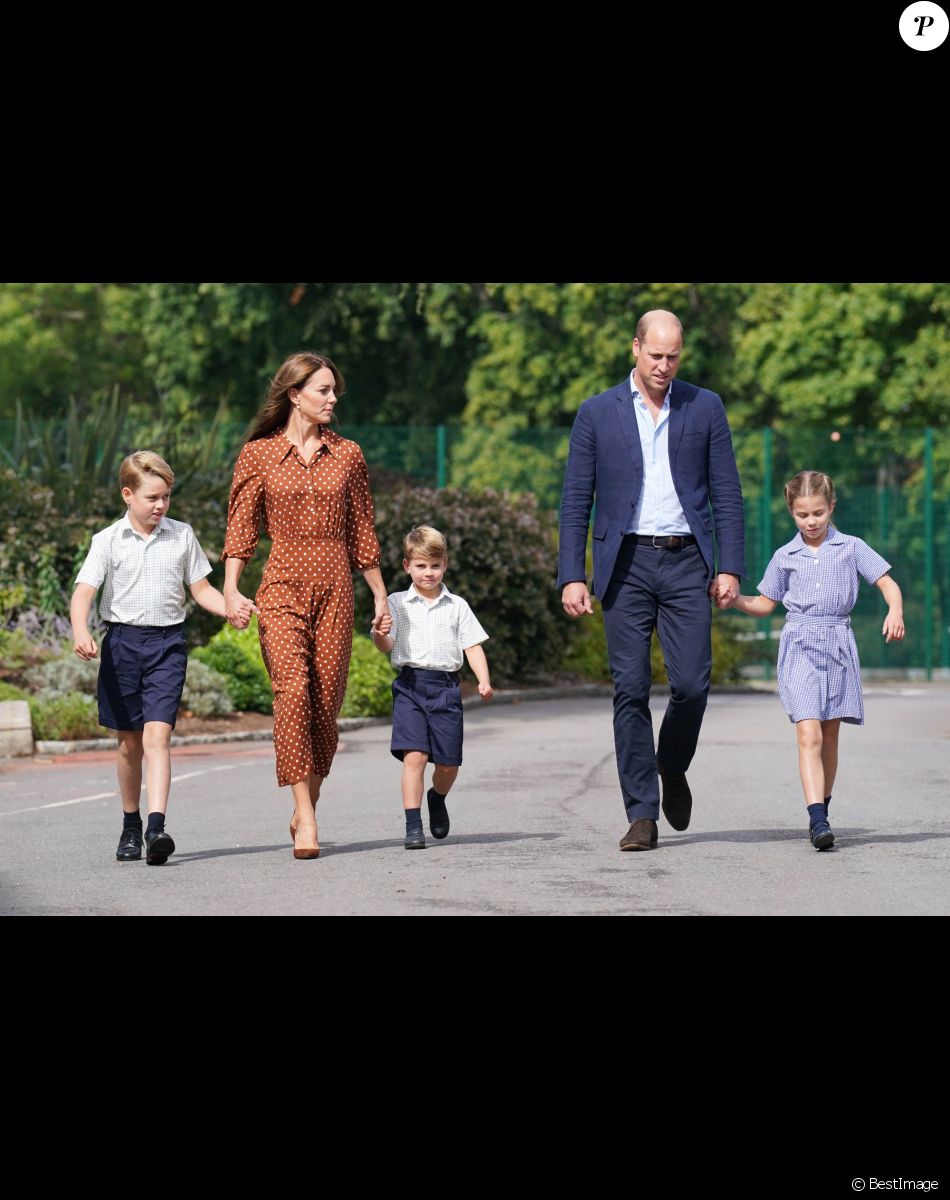 Le prince William, duc de Cambridge et Catherine Kate Middleton, duchesse de Cambridge accompagnent leurs enfants George, Charlotte et Louis à l'école Lambrook le 7 septembre 2022.
